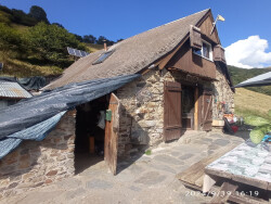 vue-du-chemin-forestier-menant-au-chalet