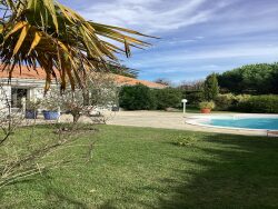 facade-maison-sud-vue-piscine-et-studio