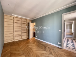 chambre-parentale-avec-placards-penderie